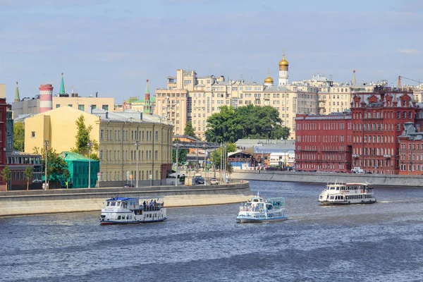 Moscú Rusia Julio 2018 Barcos Recreo Con Turistas Flotando Contra — Foto de Stock