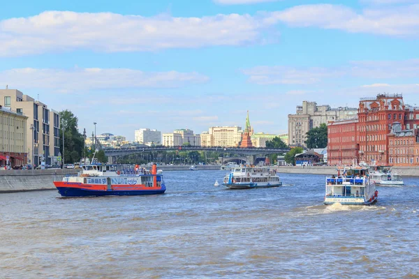 夏の日にモスクワの歴史的な中心部の堤防の背景に浮かぶモスクワ ロシア連邦 2018 プレジャー ボート — ストック写真