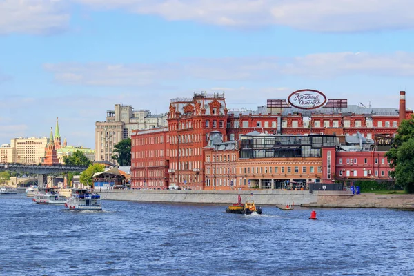 Moskou Rusland Juli 2018 Toeristische Boten Zwevend Een Achtergrond Van — Stockfoto