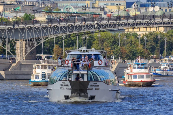 Moscú Rusia Julio 2018 Barcos Recreo Flotando Fondo Puente Sobre — Foto de Stock
