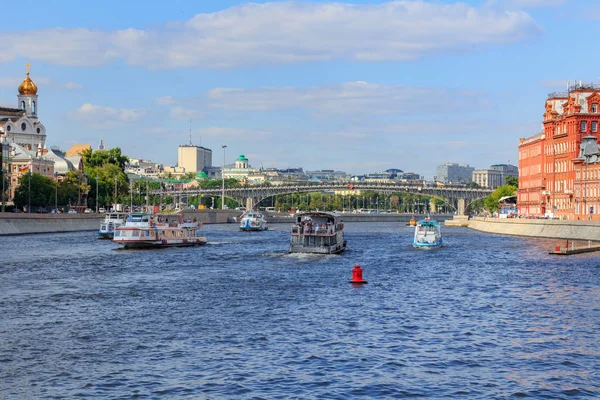 Moscú Rusia Julio 2018 Barcos Turísticos Flotando Fondo Del Terraplén — Foto de Stock