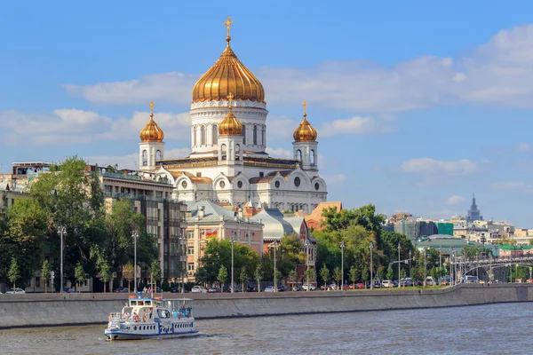 Moscú Rusia Julio 2018 Barco Recreo Flotando Sobre Fondo Catedral — Foto de Stock