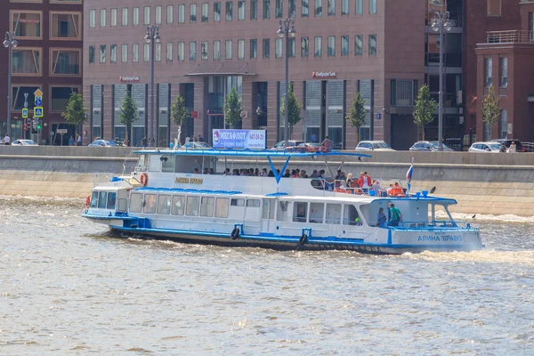 Moskva Ryssland Juli 2018 Fritidsbåtar Flyter Moskvafloden Solig Sommardag — Stockfoto