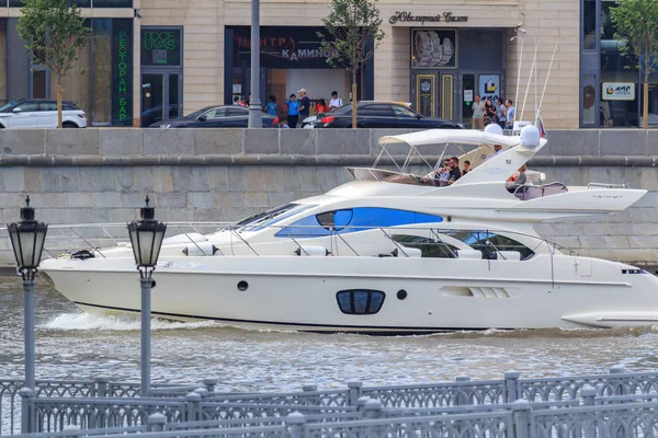 Moscow Russia July 2018 Modern Tourist Boat Background Buildings Center — Stock Photo, Image