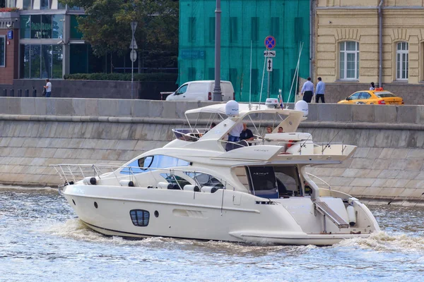 Moscou Rússia Julho 2018 Turistas Viajam Barco Recreio Moderno Rio — Fotografia de Stock