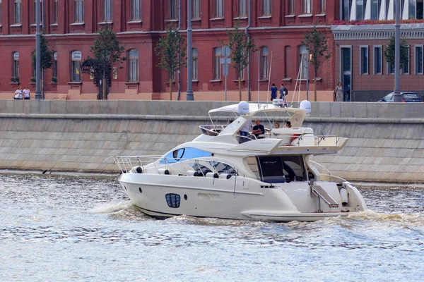Moscou Rússia Julho 2018 Barco Prazer Moderno Correndo Longo Superfície — Fotografia de Stock