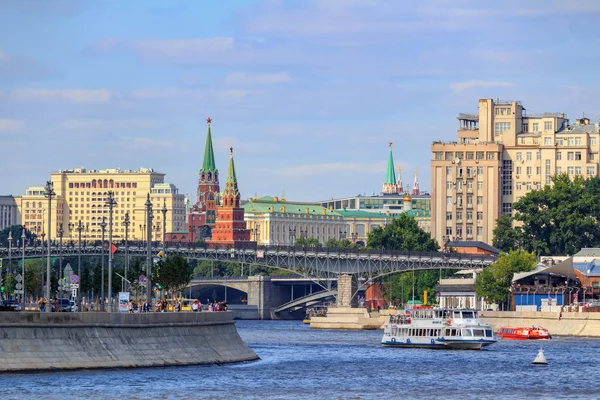 Μόσχα Ρωσία Ιουλίου 2018 Σκάφος Αναψυχής Επιπλέουν Ένα Φόντο Από — Φωτογραφία Αρχείου