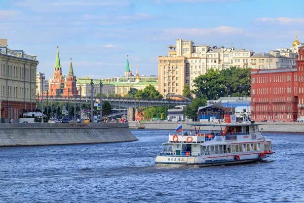 Moscú Rusia Julio 2018 Barco Recreo Flotando Contra Terraplén Del — Foto de Stock