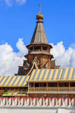 Moskova, Rusya - 06 Ağustos 2018: Aziz Nikolaos Kilisesi Izmailovo Kremlin mavi gökyüzü karşı. Kültür ve eğlence karmaşık Kremlin Izmailovo Moskova'da