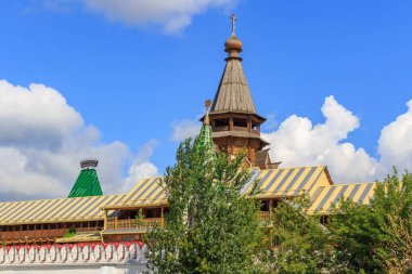 Moskova, Rusya - 06 Ağustos 2018: Aziz Nikolaos Kilisesi Izmailovo Kremlin mavi gökyüzü arka plan üzerinde. Kültür ve eğlence Izmailovo karmaşık Kremlin