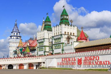 Moskova, Rusya - 06 Ağustos 2018: Cephe, Izmailovo Kremlin mavi gökyüzü arka plan üzerinde. Kültür ve eğlence karmaşık Kremlin Izmailovo Moskova'da