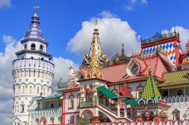 Moskova, Rusya - 06 Ağustos 2018: Görünüm, Izmailovo Kremlin güneşli yaz sabahı bir mavi gökyüzü arka plan üzerinde. Kültür ve eğlence karmaşık Kremlin Izmailovo Moskova'da