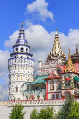 Moskova, Rusya - 06 Ağustos 2018: Kültür ve eğlence karmaşık Kremlin Izmailovo Moskova üzerinde mavi bir gökyüzü arka plan güneşli yaz sabah