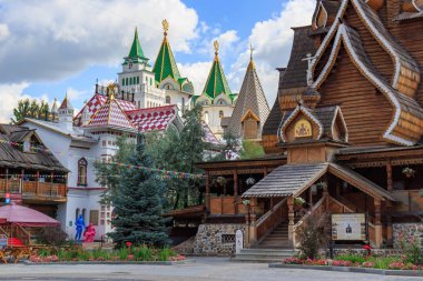 Moskova, Rusya - 06 Ağustos 2018: Giriş Izmailovo Kremlin için Aziz Nikolaos Kilisesi. Kültür ve eğlence karmaşık Kremlin Izmailovo Moskova'da