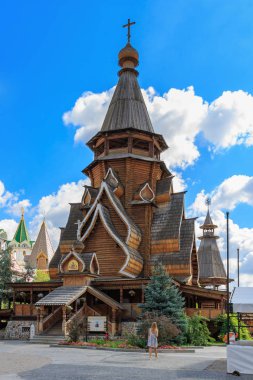 Moskova, Rusya - 06 Ağustos 2018: Ahşap Aziz Nikolaos Kilisesi Izmailovo Kremlin mavi gökyüzü karşı. Kültür ve eğlence karmaşık Kremlin Izmailovo Moskova'da