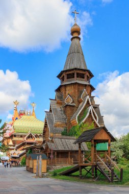 Moskova, Rusya - 06 Ağustos 2018: Aziz Nikolaos Kilisesi Izmailovo Kremlin güneşli yaz sabahı. Kültür ve eğlence karmaşık Kremlin Izmailovo Moskova'da