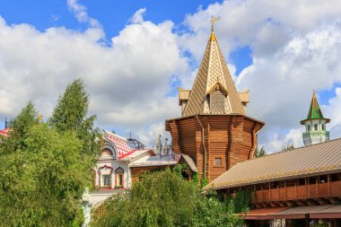 Moskova, Rusya - 06 Ağustos 2018: Ahşap kule, Izmailovo Kremlin mavi gökyüzü karşı. Kültür ve eğlence karmaşık Kremlin Izmailovo Moskova'da
