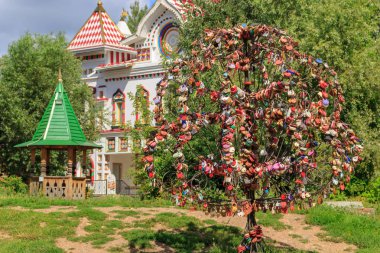 Moskova, Rusya - 06 Ağustos 2018: Izmailovo Kremlin Galerisi Sanat-Kremlin yakınındaki mutluluk ağacı. Kültür ve eğlence karmaşık Kremlin Izmailovo Moskova'da