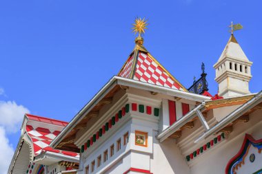 Moskova, Rusya - 06 Ağustos 2018: Izmailovo Kremlin binalarda mavi gökyüzü arka plan üzerinde piramit kubbeleri. Kültür ve eğlence karmaşık Kremlin Izmailovo Moskova'da