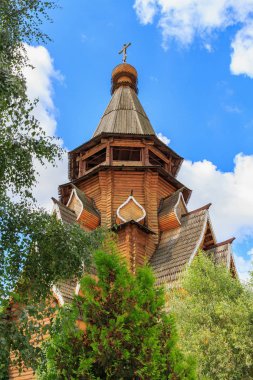 Moskova, Rusya - 06 Ağustos 2018: Aziz Nikolaos Kilisesi Izmailovo Kremlin yeşil ağaçlar ve mavi gökyüzü arka plan üzerinde. Kültür ve eğlence karmaşık Kremlin Izmailovo Moskova'da