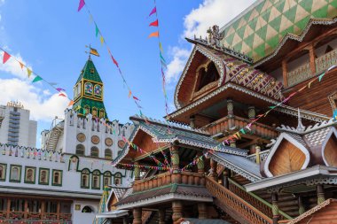 Moskova, Rusya - 06 Ağustos 2018: Bir gözetleme kulesi arka planda Izmailovo Kremlin içinde taçları Rus Sarayı. Kültür ve eğlence karmaşık Kremlin Izmailovo Moskova'da