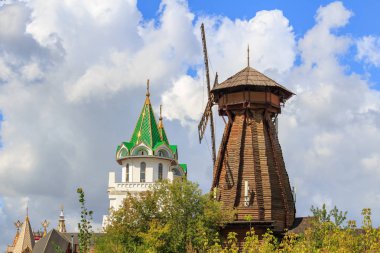 Moskova, Rusya - 06 Ağustos 2018: Ahşap fırıldak Izmailovo Kremlin içinde güneşli yaz sabahı bir gözetleme kulesi arka plan üzerinde. Kültür ve eğlence karmaşık Kremlin Izmailovo Moskova'da