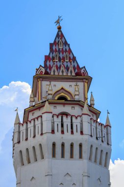 Moskova, Rusya - 06 Ağustos 2018: Watchtower, Izmailovo Kremlin mavi gökyüzü karşı. Kültür ve eğlence karmaşık Kremlin Izmailovo Moskova'da