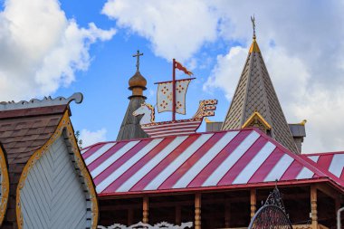 Moskova, Rusya - 06 Ağustos 2018: Çatılar, Izmailovo Kremlin mavi gökyüzü arka plan portre üzerinde. Kültür ve eğlence karmaşık Kremlin Izmailovo Moskova'da