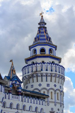 Moskova, Rusya - 06 Ağustos 2018: Watchtower, Izmailovo Kremlin ile bulutlar gökyüzü karşı. Kültür ve eğlence karmaşık Kremlin Izmailovo Moskova'da
