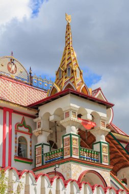 Moskova, Rusya - 06 Ağustos 2018: Tower of Izmailovo Kremlin bulutlu mavi gökyüzü güneşli yaz sabah bir arka plan üzerinde. Kültür ve eğlence karmaşık Kremlin Izmailovo Moskova'da