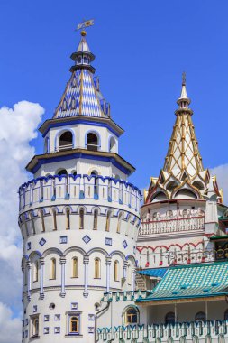 Moskova, Rusya - 06 Ağustos 2018: Gözetleme kuleleri, Izmailovo Kremlin mavi gökyüzü closeup bir arka plan üzerinde. Kültür ve eğlence karmaşık Kremlin Izmailovo Moskova'da