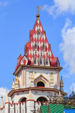 Moskova, Rusya - 06 Ağustos 2018: Watchtower, Izmailovo Kremlin güneşli yaz sabah mavi gökyüzü arka plan üzerinde. Kültür ve eğlence karmaşık Kremlin Izmailovo Moskova'da