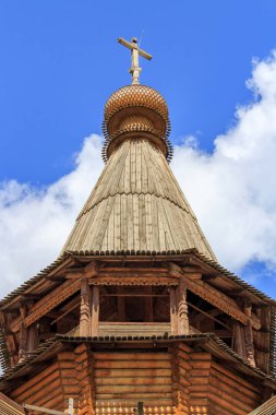Moskova, Rusya - 06 Ağustos 2018: Ahşap Aziz Nikolaos Kilisesi Izmailovo Kremlin closeup bulutlu mavi gökyüzü karşı. Kültür ve eğlence karmaşık Kremlin Izmailovo Moskova'da