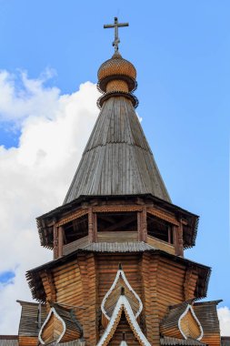 Moskova, Rusya - 06 Ağustos 2018: Aziz Nikolaos Kilisesi Izmailovo Kremlin bulutlu mavi gökyüzü güneşli yaz sabah karşı. Kültür ve eğlence karmaşık Kremlin Izmailovo Moskova'da
