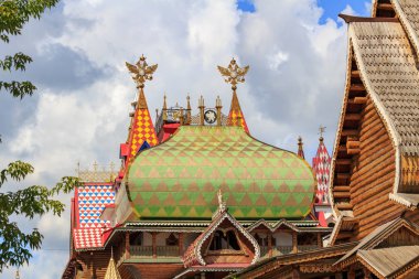 Moskova, Rusya - 06 Ağustos 2018: Çatı Sarayı ile Rus silah kat Izmailovo Kremlin içinde bulutlu mavi gökyüzü karşı Rus taçları '. Kültür ve eğlence karmaşık Kremlin Izmailovo Moskova'da