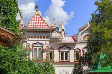 Moskova, Rusya - 06 Ağustos 2018: Galeri Sanat-Kremlin Izmailovo Kremlin güneşli yaz sabah bulutlu mavi gökyüzü arka plan üzerinde içinde. Kültür ve eğlence karmaşık Kremlin Izmailovo Moskova'da