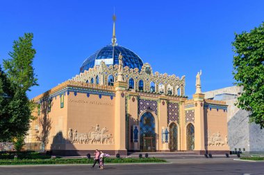 Moskova, Rusya - 01 Ağustos 2018: Pavilion Kazakistan sergi başarıları, Ulusal Ekonomi (Fuar) yeşil ağaçlar ve mavi gökyüzü arka plan üzerinde Moskova'da üzerinde