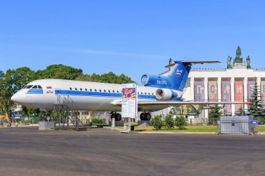 Moskova, Rusya - 01 Ağustos 2018: Efsanevi Sovyet uçağı Yak-42 sergi başarıları, Ulusal Ekonomi (Fuar) tarihinde Moskova'da bir güneşli yaz sabahı