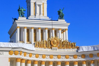 Moskova, Rusya - 01 Ağustos 2018: Köşk Merkez Sergi başarıları, Ulusal Ekonomi (Fuar) Moskova'da üzerinde mavi gökyüzü karşı orta kesiminde cephe parçası