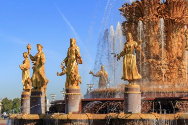 Moskova, Rusya - 01 Ağustos 2018: Çeşme dostluk mavi gökyüzü güneşli yaz sabahı karşı üzerinde sergi başarıları, Ulusal Ekonomi (Fuar) Moskova'da halkların parçası