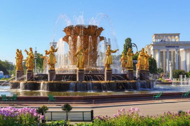 Moskova, Rusya - 01 Ağustos 2018: Çeşme dostluk mavi gökyüzü güneşli yaz sabahı karşı üzerinde sergi başarıları, Ulusal Ekonomi (Fuar) Moskova'da halkların