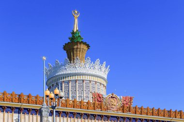Moskova, Rusya - 01 Ağustos 2018: Kule yaldızlı spire pavilion Ukrayna SSC sergi başarıları, Ulusal Ekonomi (Fuar) Moskova'da üzerinde çatı Sovyet yıldızı ile