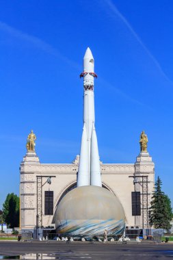 Moskova, Rusya - 01 Ağustos 2018: Vostok booster roket pavilion sergi başarıları, Ulusal Ekonomi (Fuar) Moskova'da alan mavi gökyüzü güneşli yaz sabahı karşı bir arka plan üzerinde