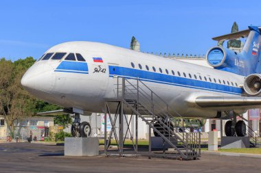 Moskova, Rusya - 01 Ağustos 2018: Sovyet uçağı Yak-42 sergi başarıları, Ulusal Ekonomi (Fuar) tarihinde Moskova'da mavi gökyüzü güneşli yaz sabahı