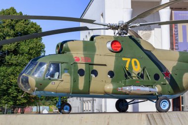 Moskova, Rusya - 01 Ağustos 2018: Rus helikopteri Mi-8t pavilion sergi başarıları, Ulusal Ekonomi (Fuar) Moskova'da araçta bir güneşli yaz sabahı bir arka plan üzerinde