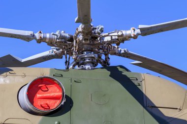 Moskova, Rusya - 01 Ağustos 2018: Motorları ve helikopter Mi-8t closeup Vdnh Moskova'da üzerinde mavi gökyüzü karşı bıçaklar