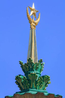 Moskova, Rusya - 01 Ağustos 2018: Yaldızlı spire Pavyonu Ukrayna SSC Moskova Fuar tarihinde güneşli yaz sabahı bir mavi gökyüzü arka plan üzerinde çatıda Sovyet yıldız closeup ile