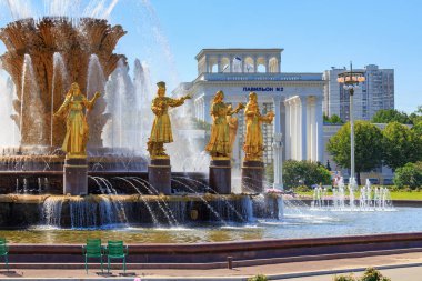 Moskova, Rusya - 01 Ağustos 2018: Çeşme dostluk köşk halk eğitim Sergisi başarıları, Ulusal Ekonomi (Fuar) Moskova'da üzerinde bir güneşli yaz sabahı karşı halkların