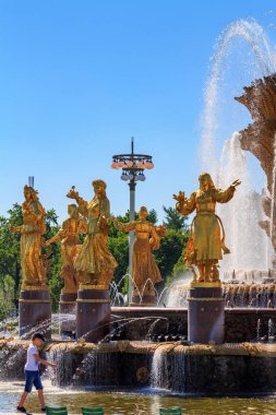 Moskova, Rusya - 01 Ağustos 2018: Çeşme dostluk Sergisi başarıları, Ulusal Ekonomi (Fuar) Moskova'da güneşli yaz sabahı üzerinde mavi gökyüzü karşı halkların parçası