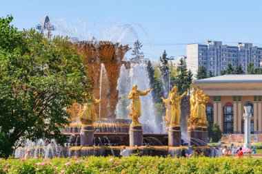 Moskova, Rusya - 01 Ağustos 2018: Çeşme dostluk mavi gökyüzü ve yeşil ağaç üzerinde sergi başarıları, Ulusal Ekonomi (Fuar) Moskova'da güneşli yaz sabahı karşı halkların